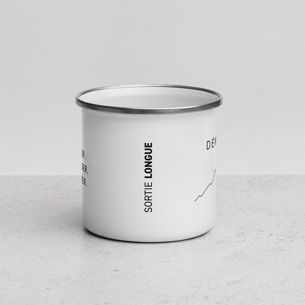 Vue latérale du mug Dénivelé avec inscription verticale Sortie Longue et aperçu du profil de terrain couleur terre brûlée.