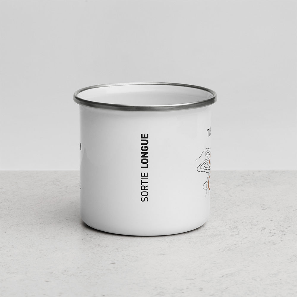 Mug métal émaillé blanc vu de côté avec inscription verticale Sortie Longue et aperçu discret du design Trace.