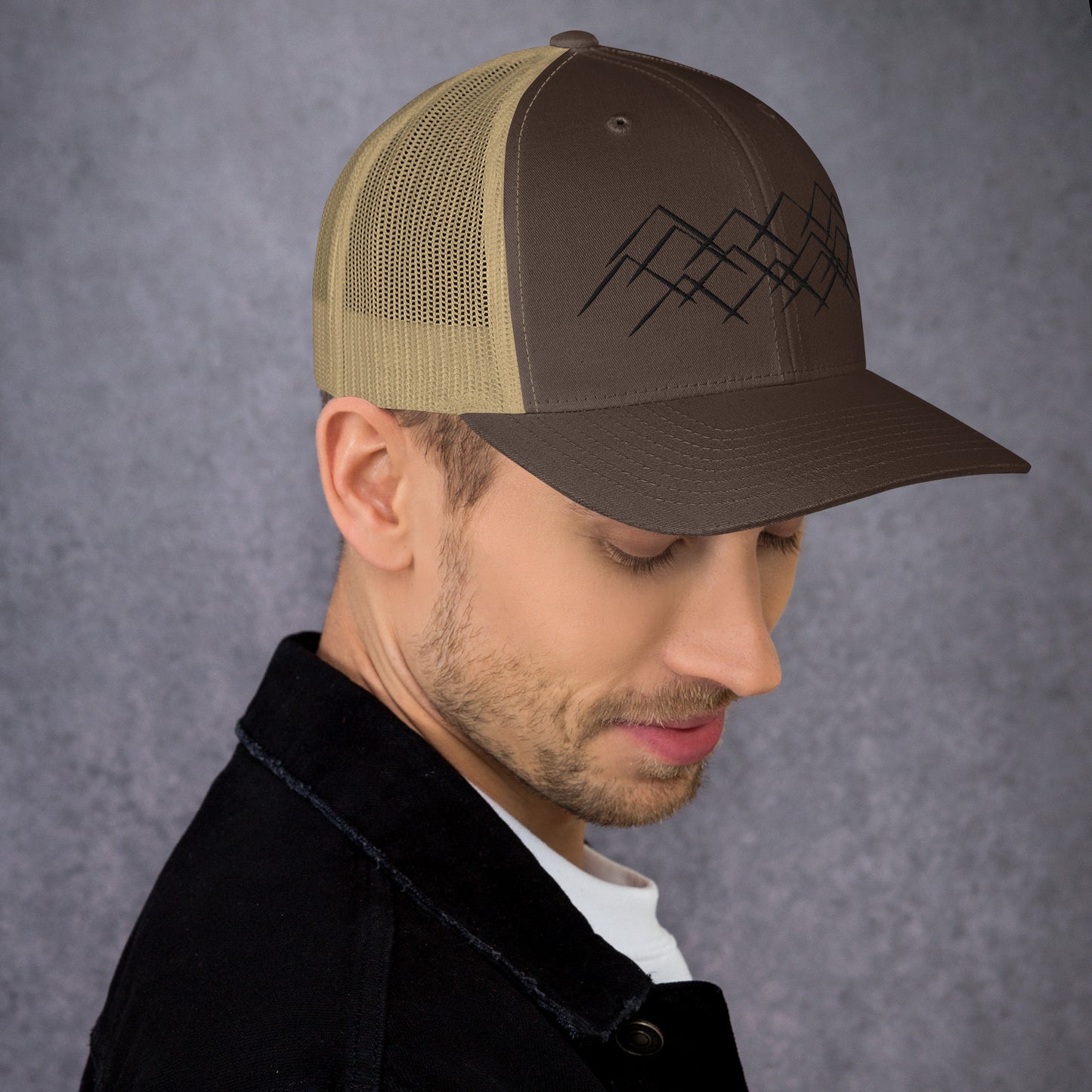 Casquette marron kaki avec design montagne pour sorties en plein air.