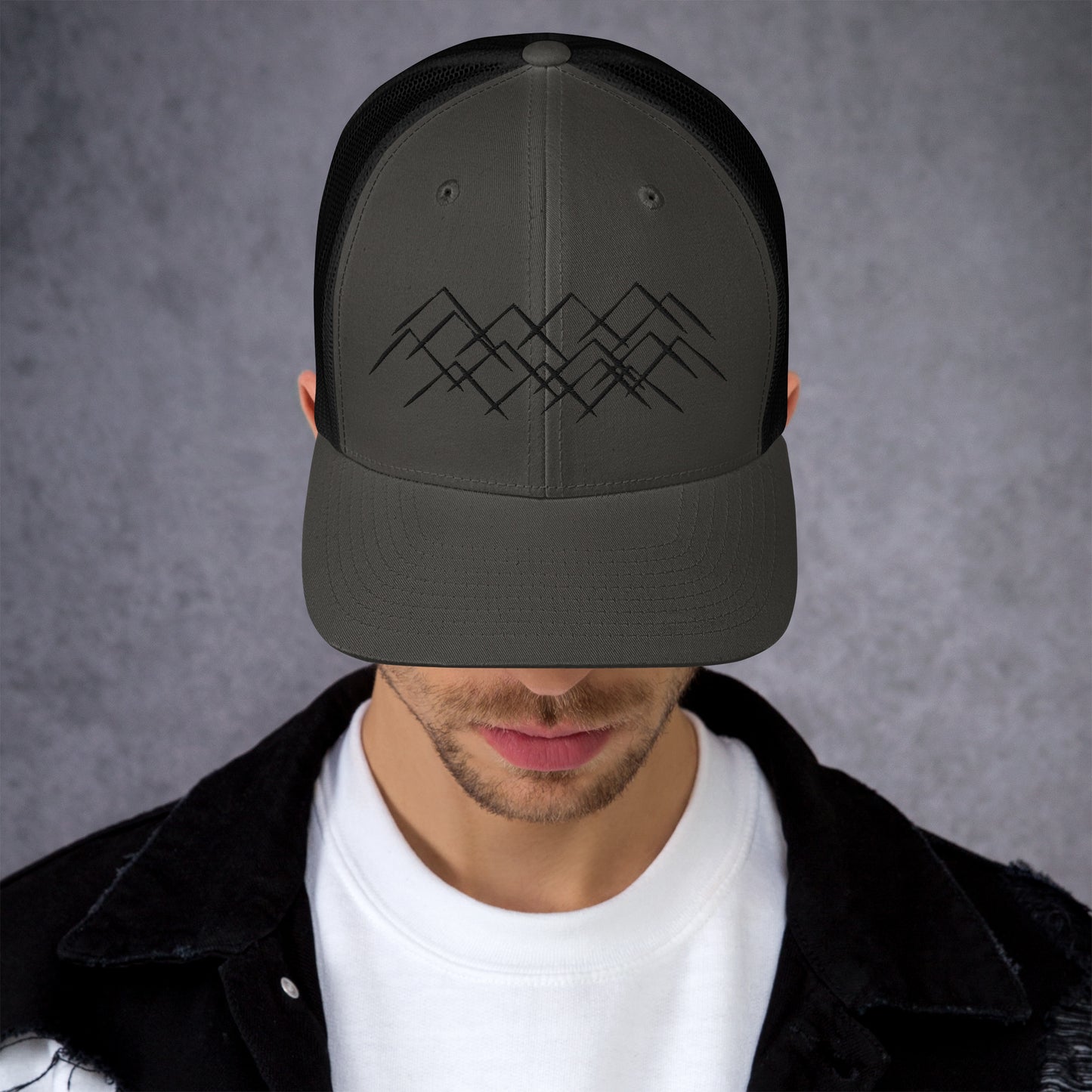 Casquette Charcoal Black brodée Montagnes Minimalistes pour randonnée.