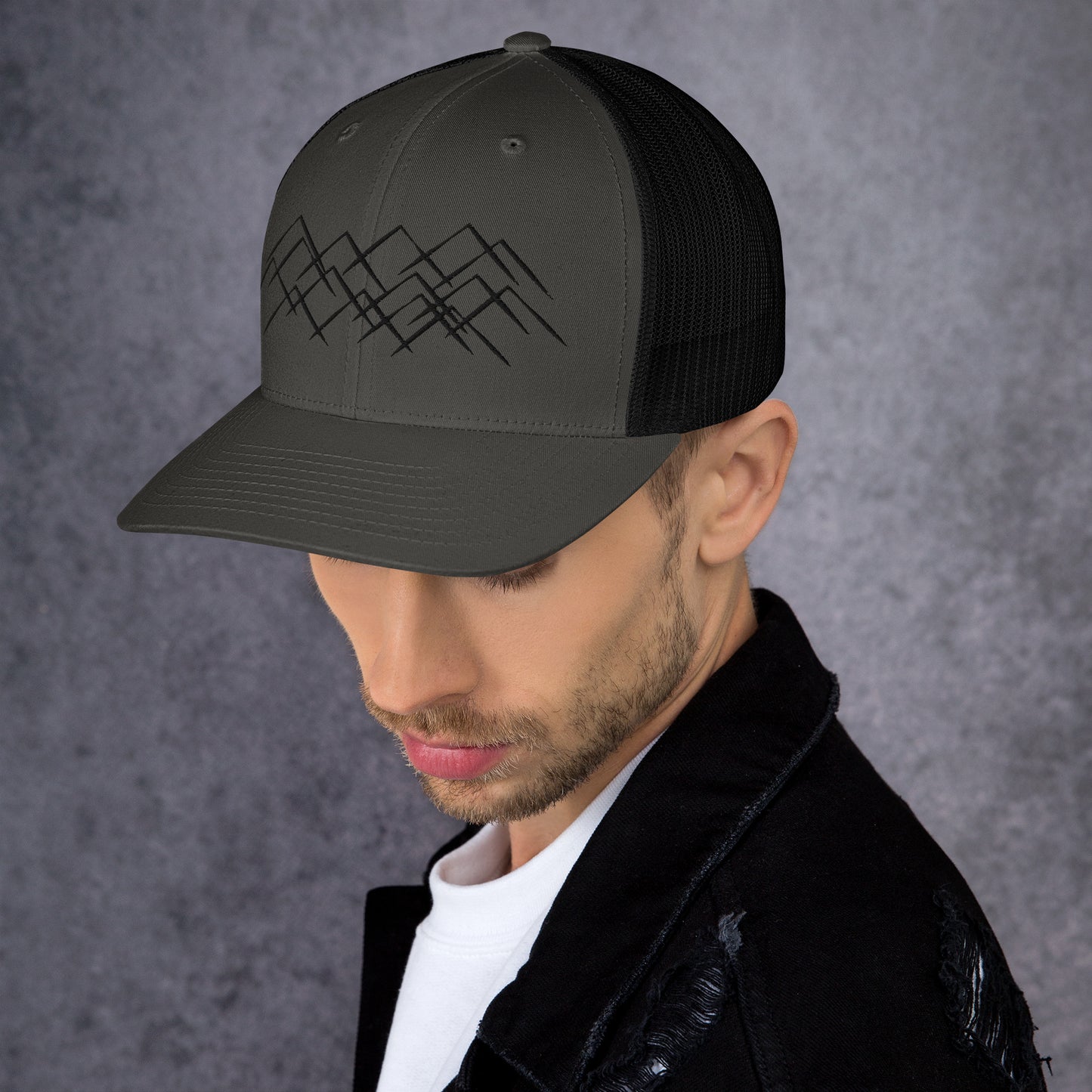 Casquette Charcoal Black avec broderie Montagnes pour randonneurs.