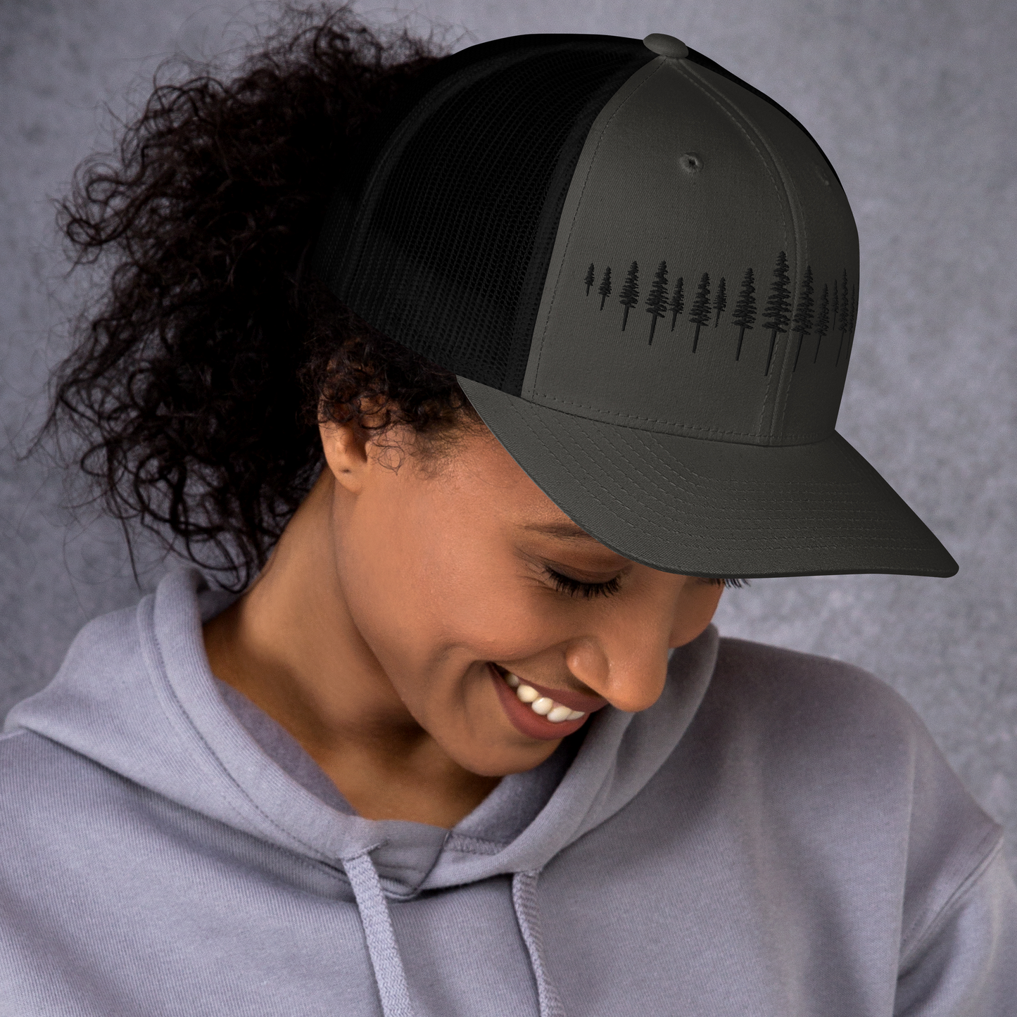 Casquette Trucker Charcoal Black avec broderie forêt de sapins pour randonnée.
