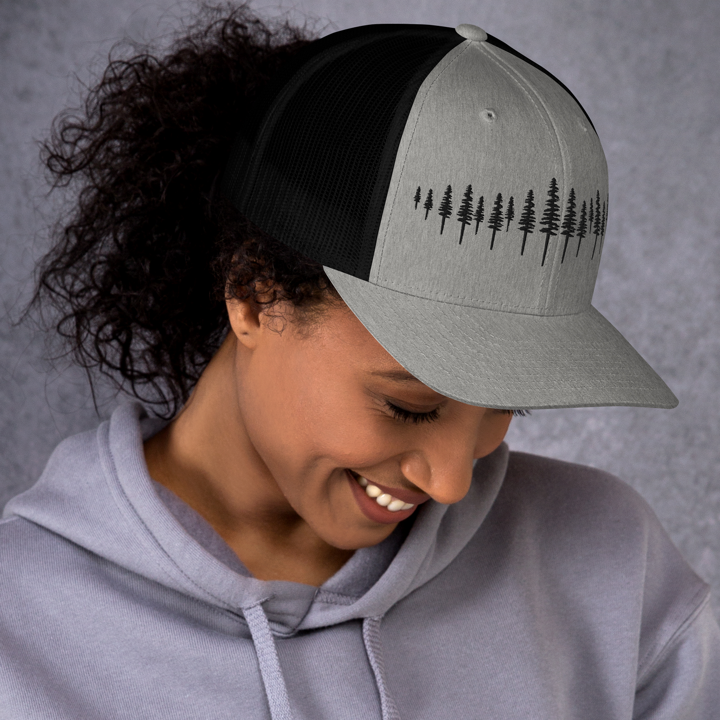 Casquette Trucker Heather/Black brodée Forêt de Sapins pour randonnée en montagne.