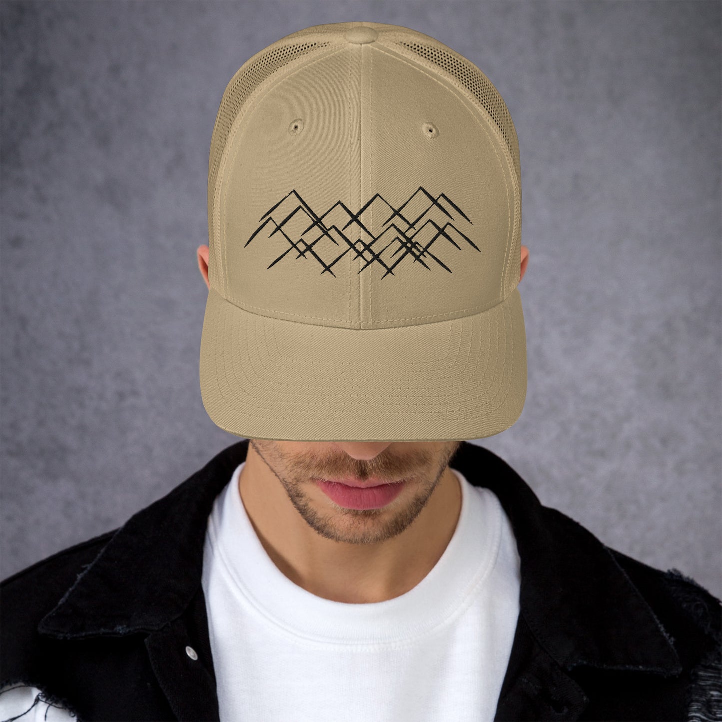 Casquette kaki Trucker avec broderie Montagnes Minimalistes pour randonnée.
