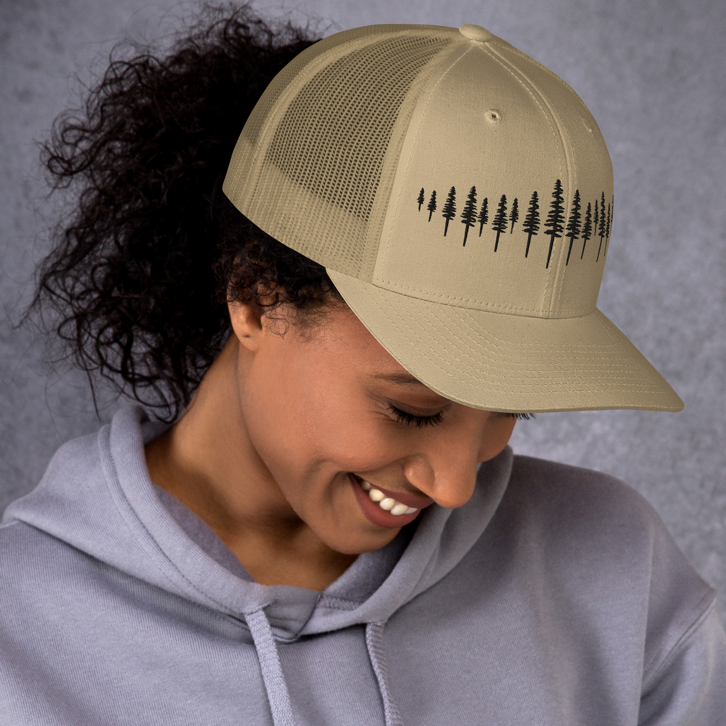 Casquette Trucker kaki avec broderie sapins pour aventures en montagne.