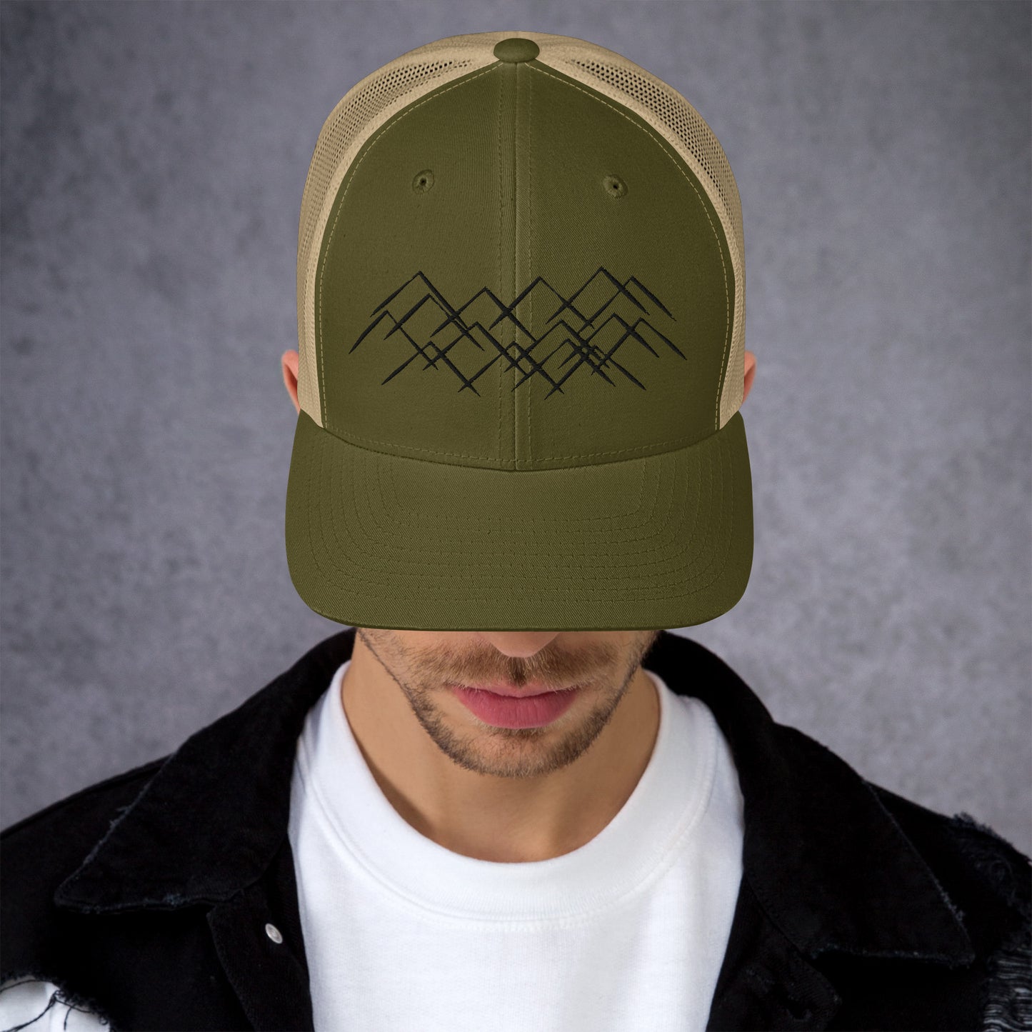 Casquette vert kaki Trucker avec broderie Montagnes pour aventure en nature.