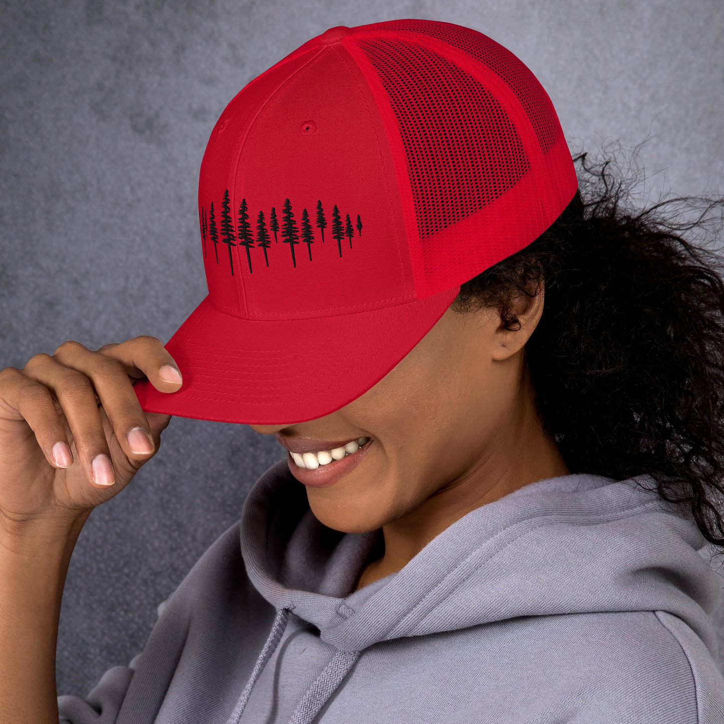 Accessoire outdoor rouge pour traileurs – Casquette Forêt de Sapins.