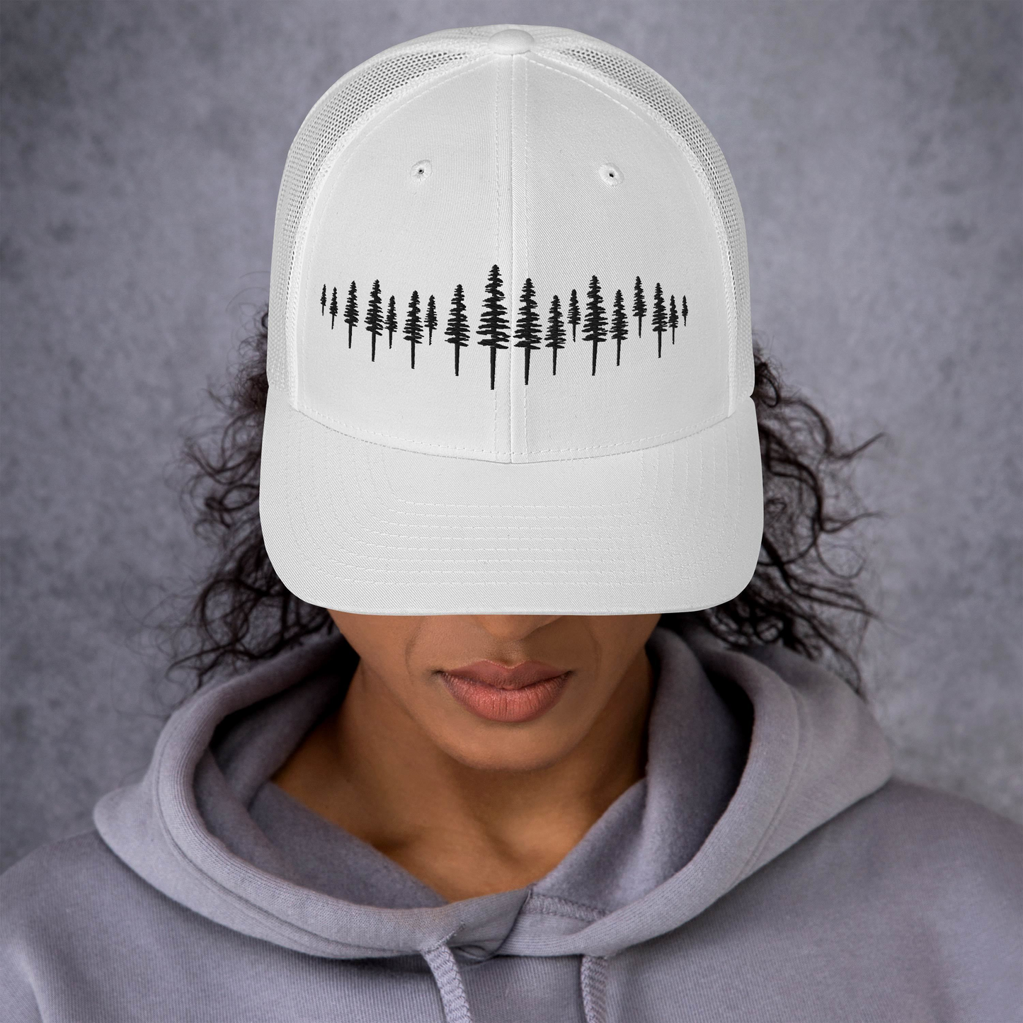Accessoire outdoor blanc – Casquette brodée Forêt de Sapins pour camping.