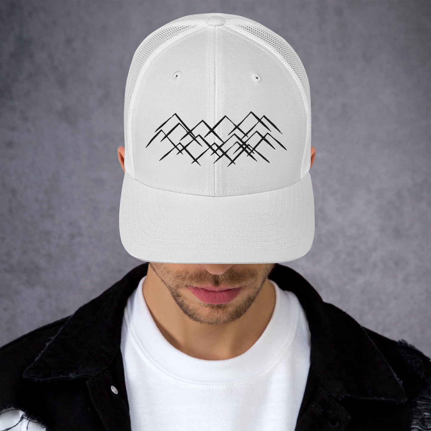 Casquette blanche brodée Montagnes Minimalistes pour activités outdoor.