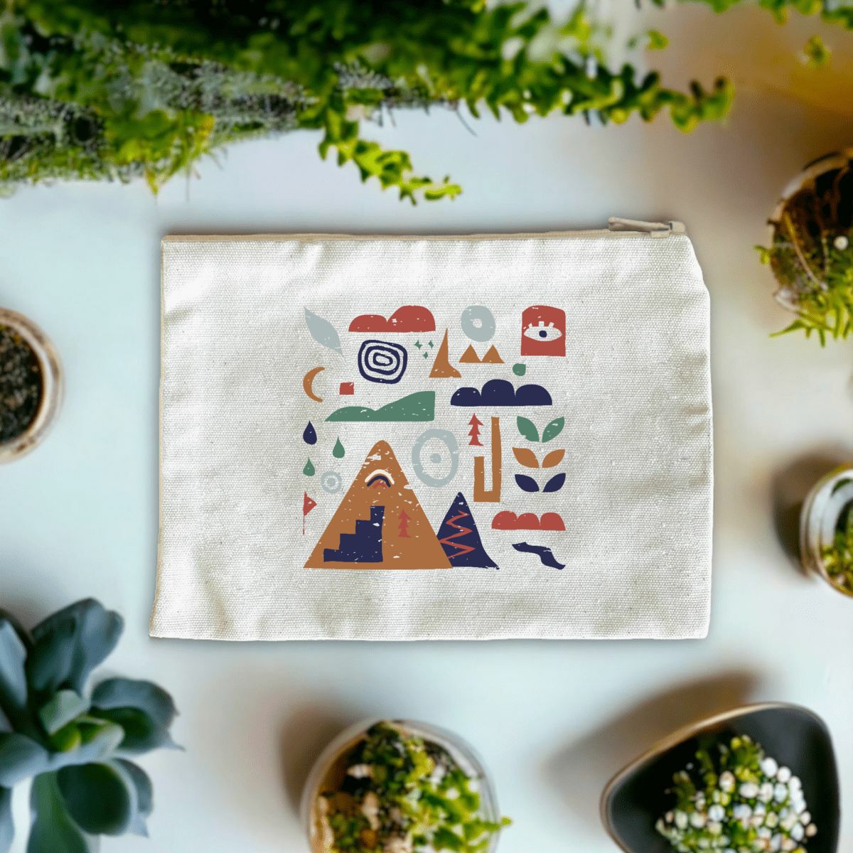 Pochette coton recyclé Nature & Dénivelé – design montagne et topographies.