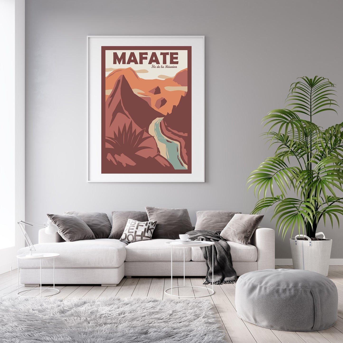 Affiche Mafate Sortie Longue encadrée au-dessus d’un canapé dans un salon clair ; poster Cirque de Mafate, déco murale voyage, idée cadeau à offrir à un amateur de randonnée.