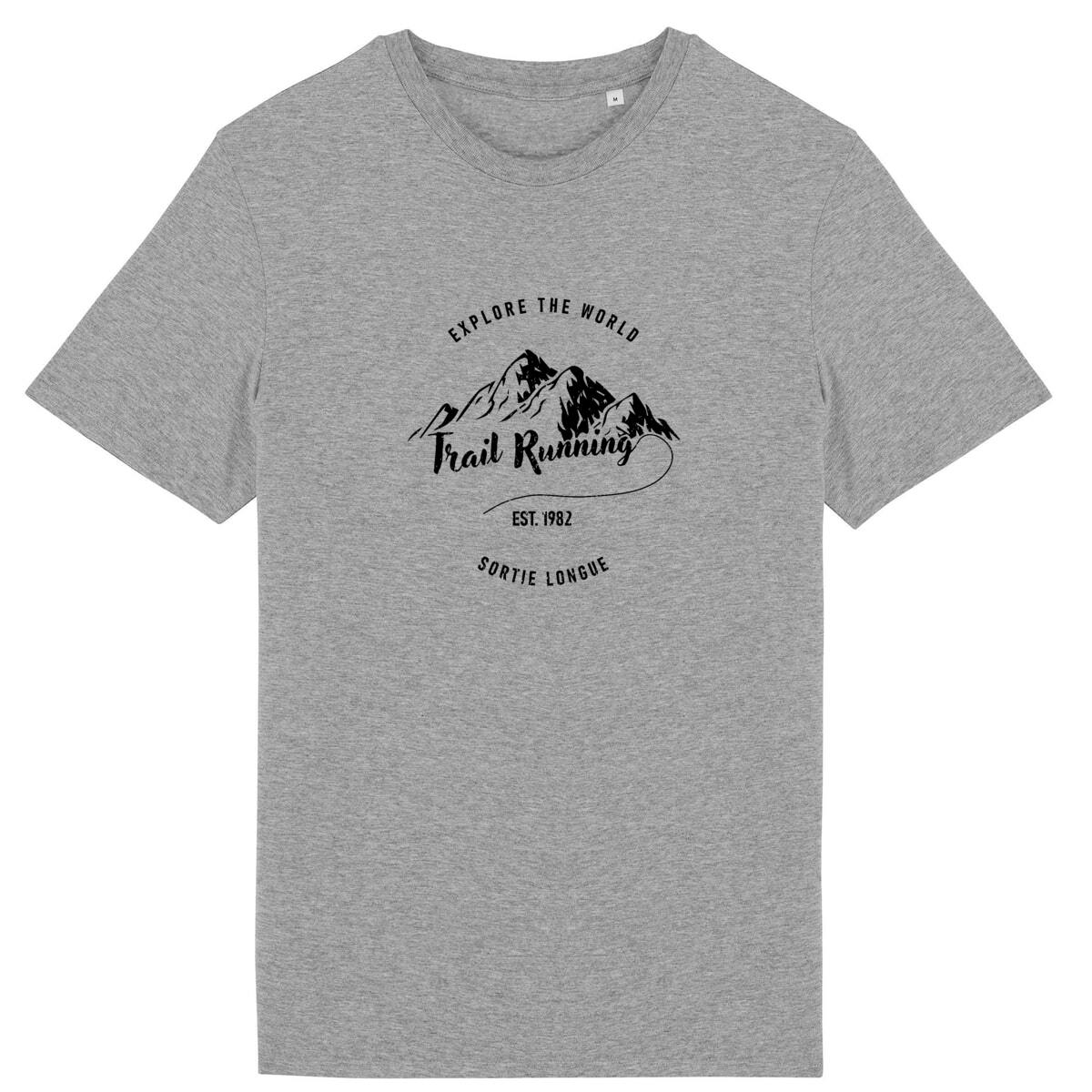 Vue de face t-shirt gris chiné, design Explore the world Trail running centré, chaîne de montagnes.