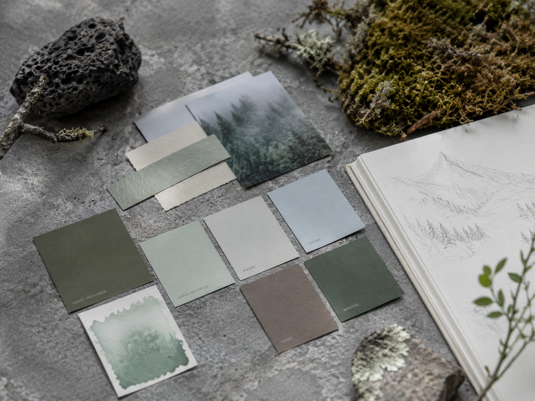 Palette de couleurs Sortie Longue inspirée du dehors, avec des tons de vert profond, gris pierre, bleu brume et terre naturelle.