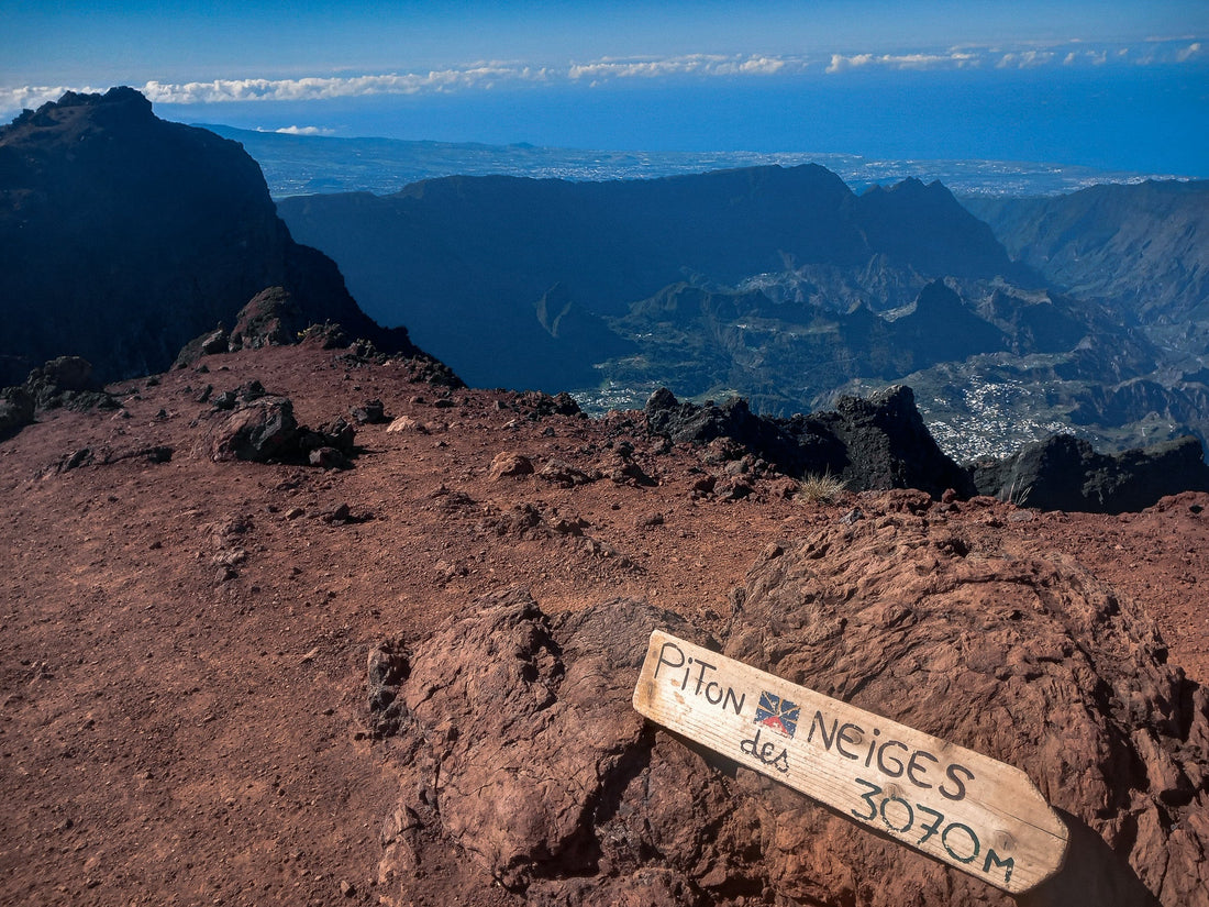Vue depuis le Piton des Neiges à La Réunion, point culminant de l’île et sommet emblématique surnommé le toit de l’océan Indien.