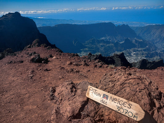 Vue depuis le Piton des Neiges à La Réunion, point culminant de l’île et sommet emblématique surnommé le toit de l’océan Indien.
