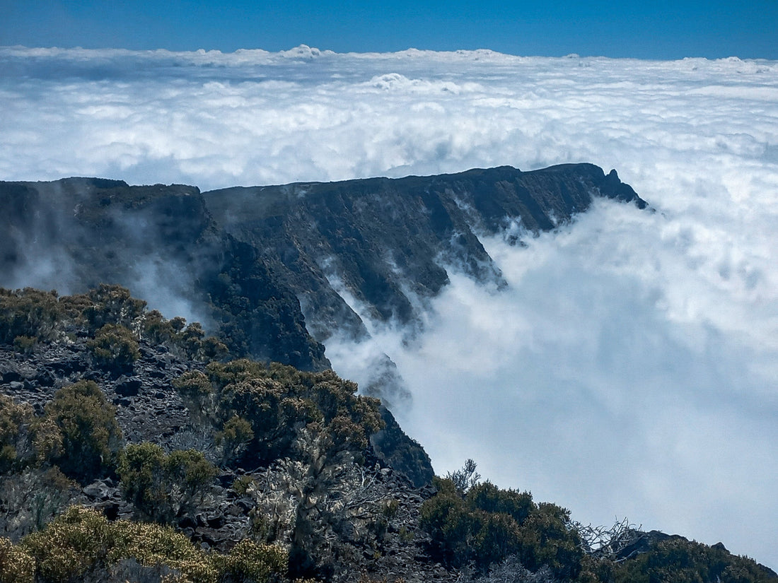 Sentier du Grand Bénare à La Réunion, avec vue sur les reliefs de Mafate et Cilaos dans une ambiance de trail et de montagne.