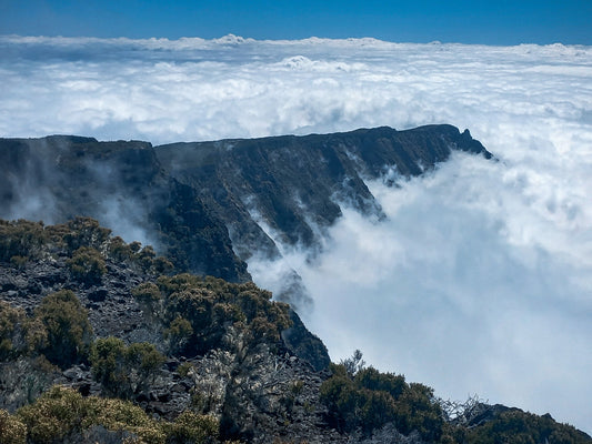Sentier du Grand Bénare à La Réunion, avec vue sur les reliefs de Mafate et Cilaos dans une ambiance de trail et de montagne.