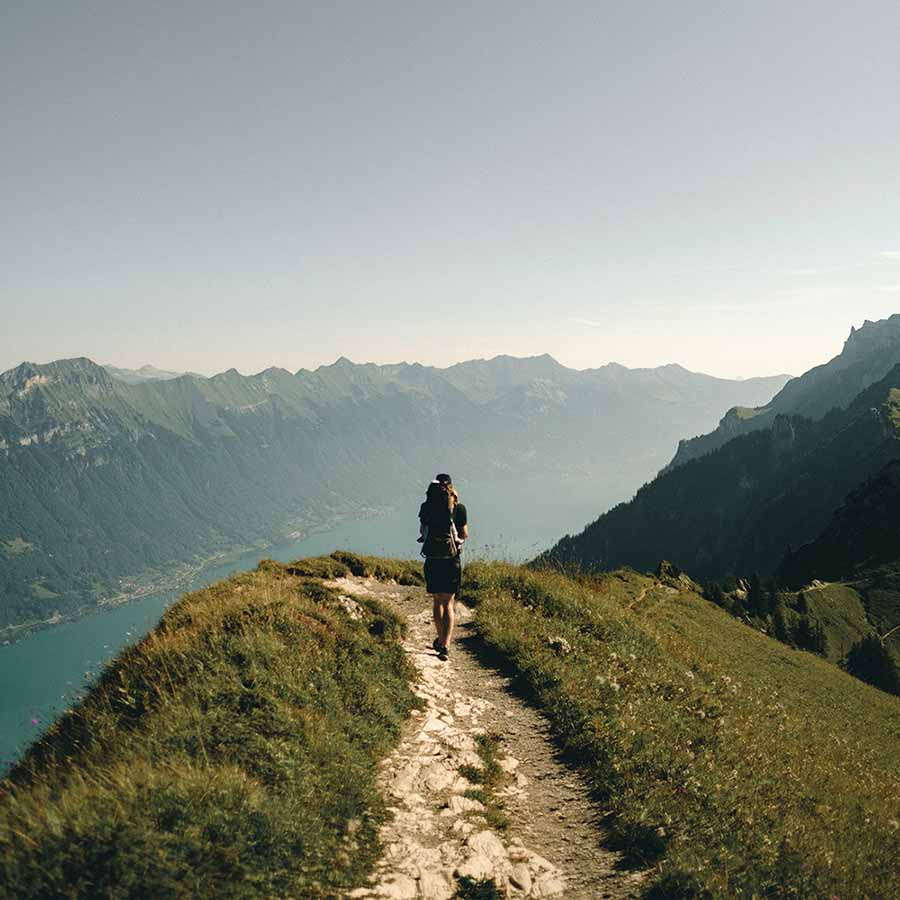 Pièces inspirées de la marche et du trek, tons calmes et visuels nature