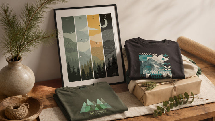 Idées cadeaux Sortie Longue avec t-shirts outdoor, affiche nature encadrée et emballages kraft, dans une ambiance sobre inspirée des massifs.