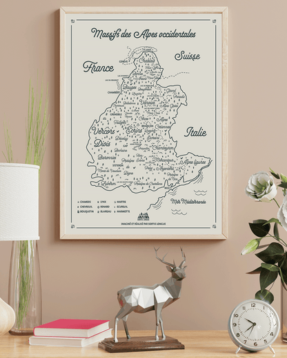 Affiche carte des Alpes occidentales Sortie Longue encadrée dans un intérieur ; carte massifs, lacs, villes repères et empreintes d’animaux, déco murale cartographie montagne, idée cadeau à offrir.