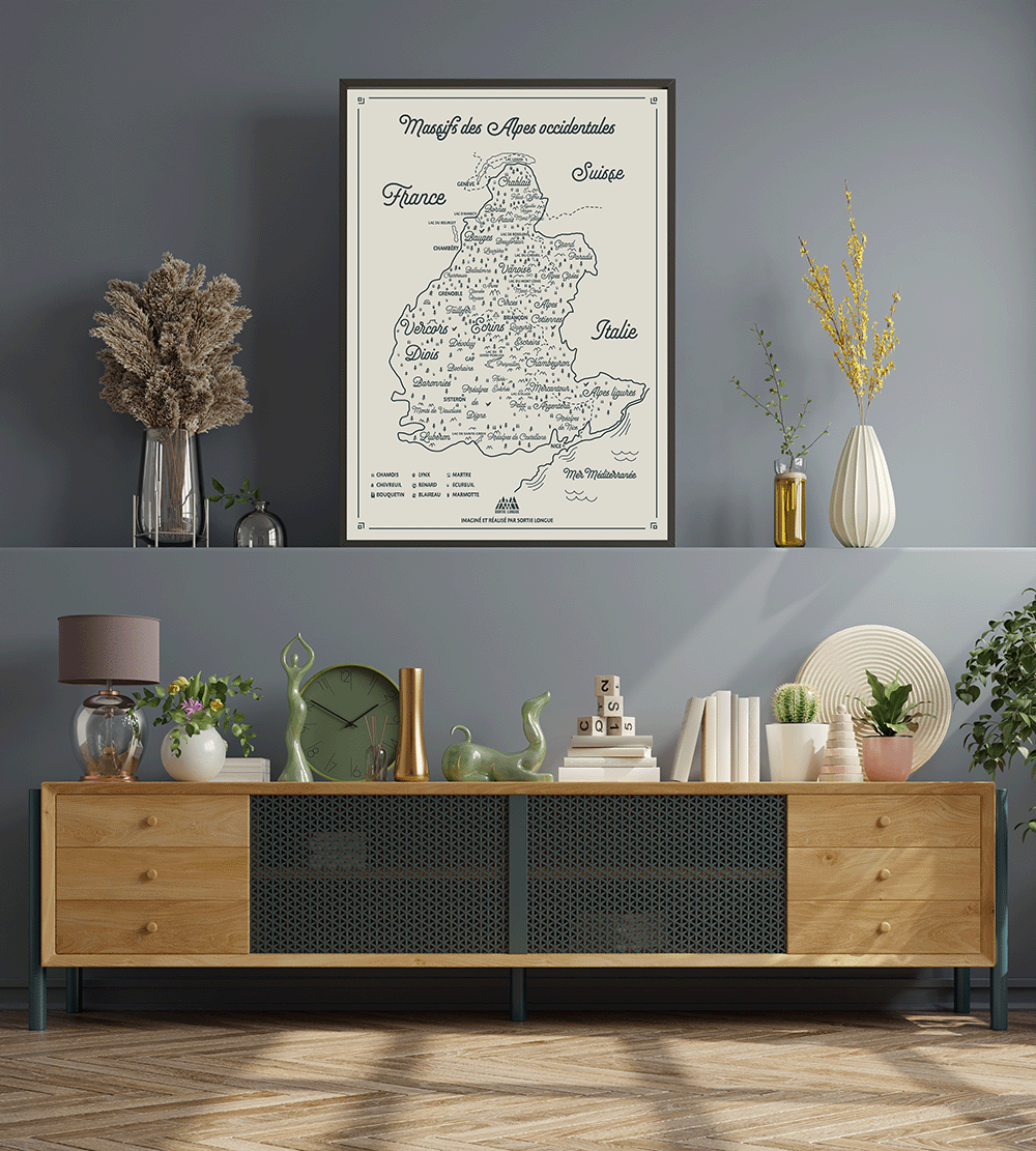 Mur galerie de cadres avec l’affiche carte Alpes occidentales Sortie Longue ; poster cartographie montagne, massifs, lacs et villes repères, idée cadeau déco à offrir à un randonneur.