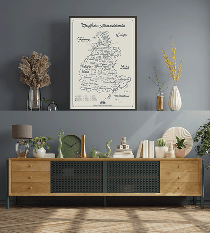 Mur galerie de cadres avec l’affiche carte Alpes occidentales Sortie Longue ; poster cartographie montagne, massifs, lacs et villes repères, idée cadeau déco à offrir à un randonneur.
