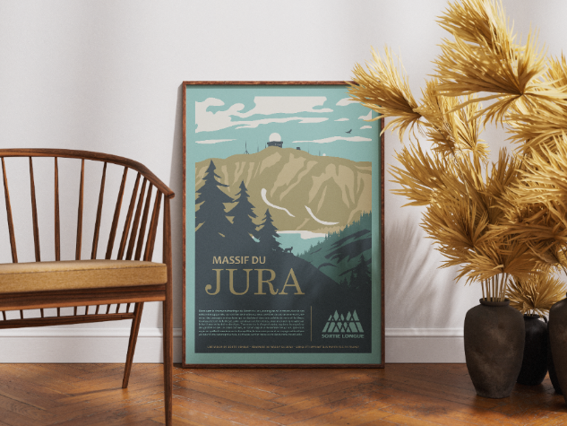 Affiche Jura Sortie Longue encadrée posée sur une chaise près d’un bouquet de fleurs séchées ; poster montagne vintage, déco chambre ou coin lecture, cadeau nature.