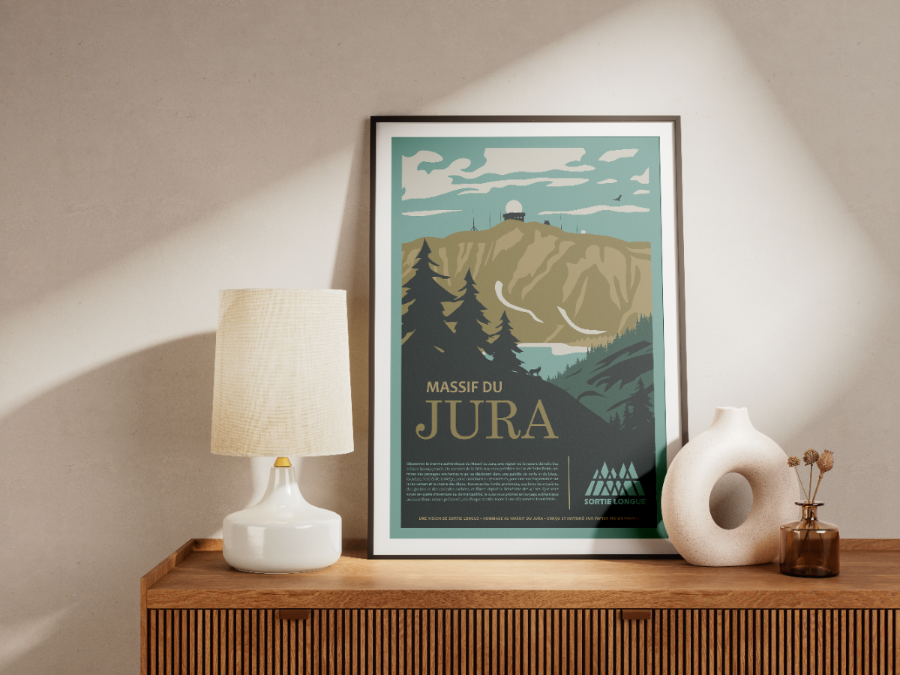 Affiche Massif du Jura Sortie Longue encadrée posée sur une étagère avec vase ; poster montagne Jura, déco intérieure sobre, idée cadeau montagne à offrir.