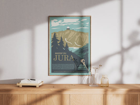 Poster Jura Sortie Longue encadré posé sur une table en bois avec lumière naturelle ; affiche montagne et sapins, décoration bureau ou entrée, cadeau randonneur Jura.