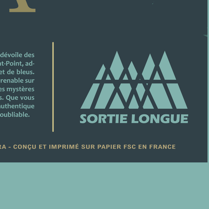 Détail de la signature Sortie Longue sur fond vert au bas du poster Jura ; marque et éléments graphiques, affiche montagne premium, déco murale nature.