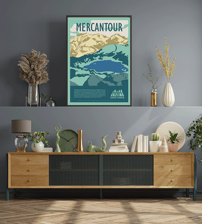 Affiche Mercantour Sortie Longue encadrée au-dessus d’un long buffet en bois, mur gris et plantes ; poster lac d’Allos, décoration murale montagne Alpes du Sud, idée cadeau rando.