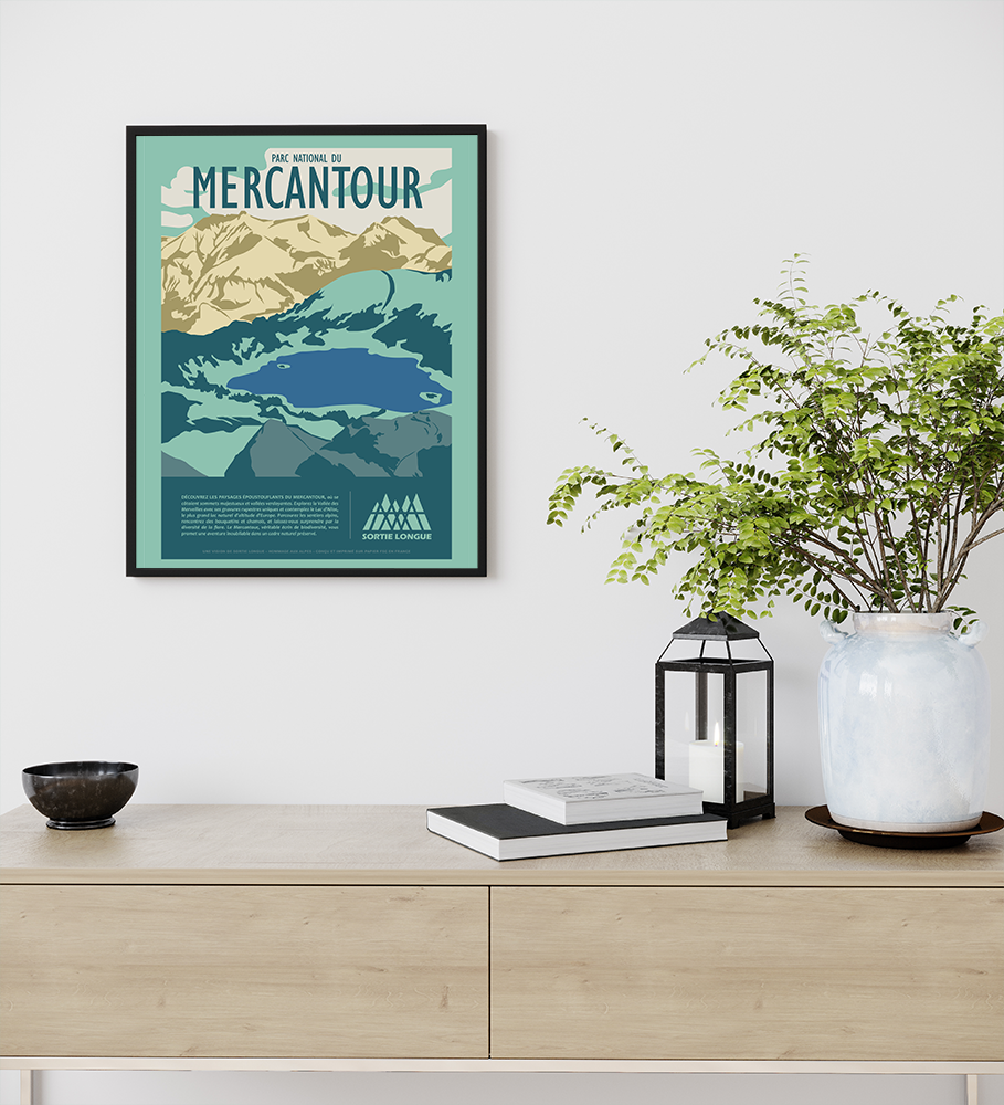 Poster Mercantour Sortie Longue sur mur blanc avec plante en pot ; affiche lac d’Allos, déco minimaliste nature et montagne, cadeau randonnée Alpes du Sud.
