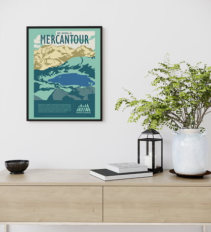 Poster Mercantour Sortie Longue sur mur blanc avec plante en pot ; affiche lac d’Allos, déco minimaliste nature et montagne, cadeau randonnée Alpes du Sud.
