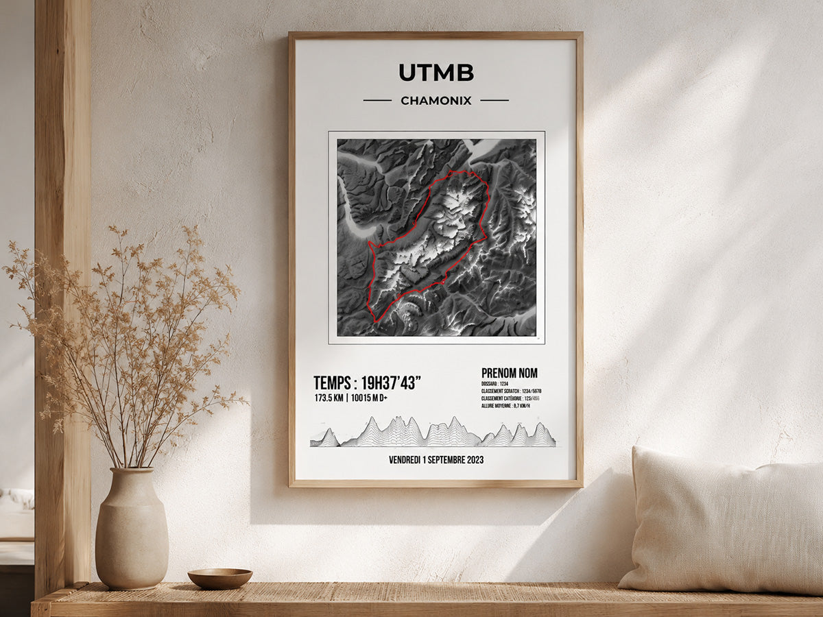 Affiche personnalisée UTMB encadrée sur mur clair, avec carte topographique, trace du parcours et informations de course.
