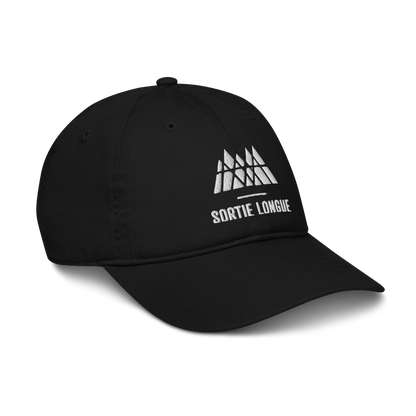 Casquette classique Sortie Longue noire photographiée en angle, logo brodé et forme classique visibles, accessoire lié aux déplacements.