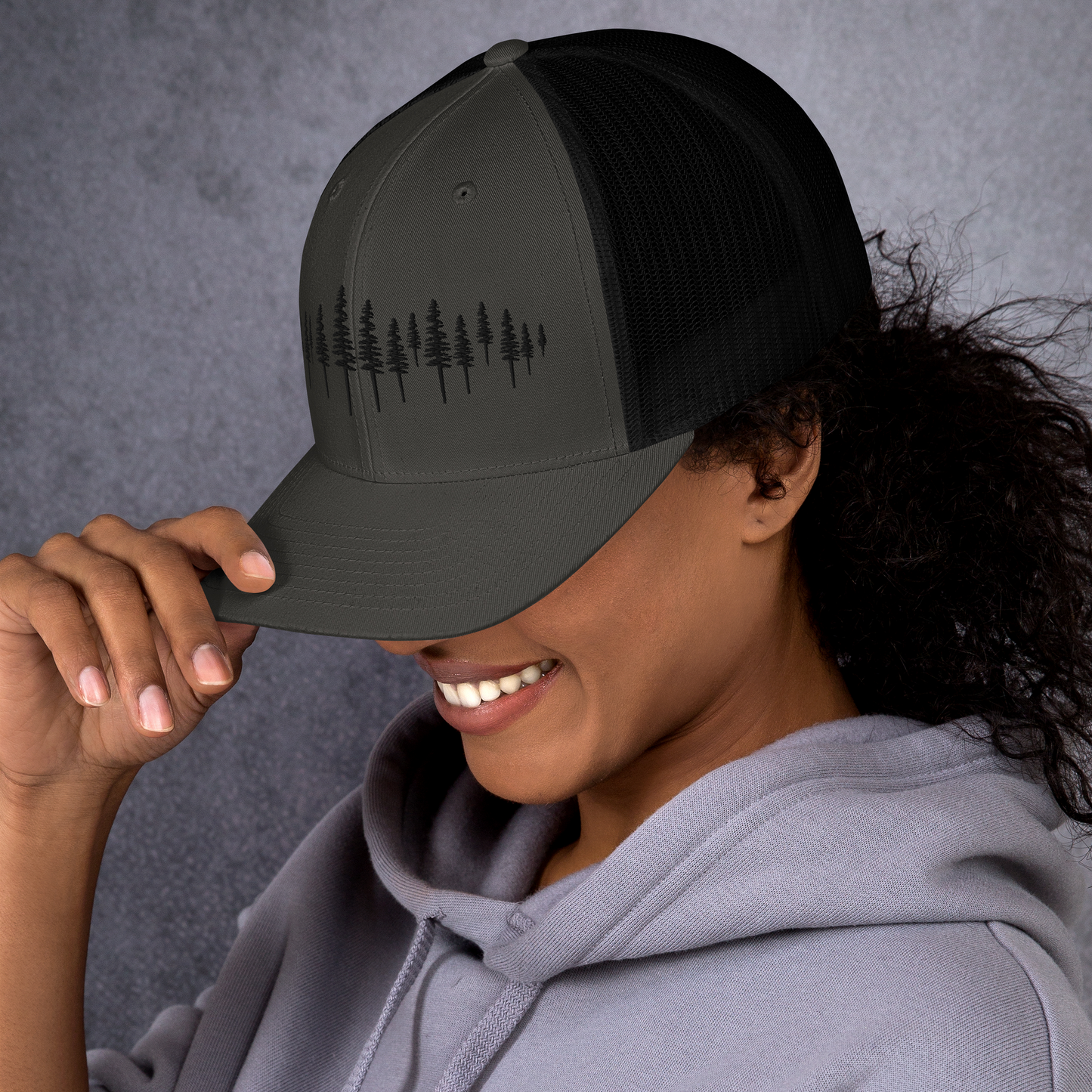 Casquette trucker Sortie Longue portée de profil, coloris charcoal et noir, accessoire outdoor inspiré des déplacements en nature.