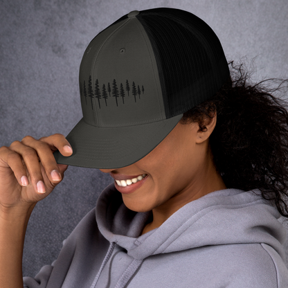 Casquette trucker Sortie Longue portée de profil, coloris charcoal et noir, accessoire outdoor inspiré des déplacements en nature.