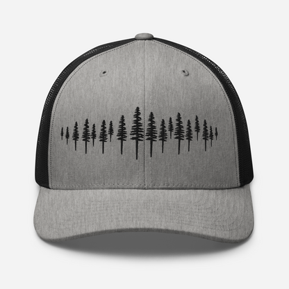 Détail de la broderie forêt de sapins sur casquette trucker Sortie Longue heather et noir, motif simple évoquant le parcours en sous-bois.