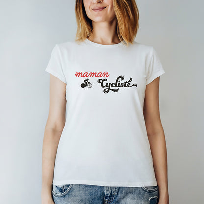 Affichez votre passion pour le cyclisme avec notre t-shirt "Maman Cycliste" en coton bio, arborant un design unique mettant en avant le mot "Maman" en manuscrit rouge, une silhouette de cycliste et le mot "Cycliste" en typographie vintage bleu foncé.