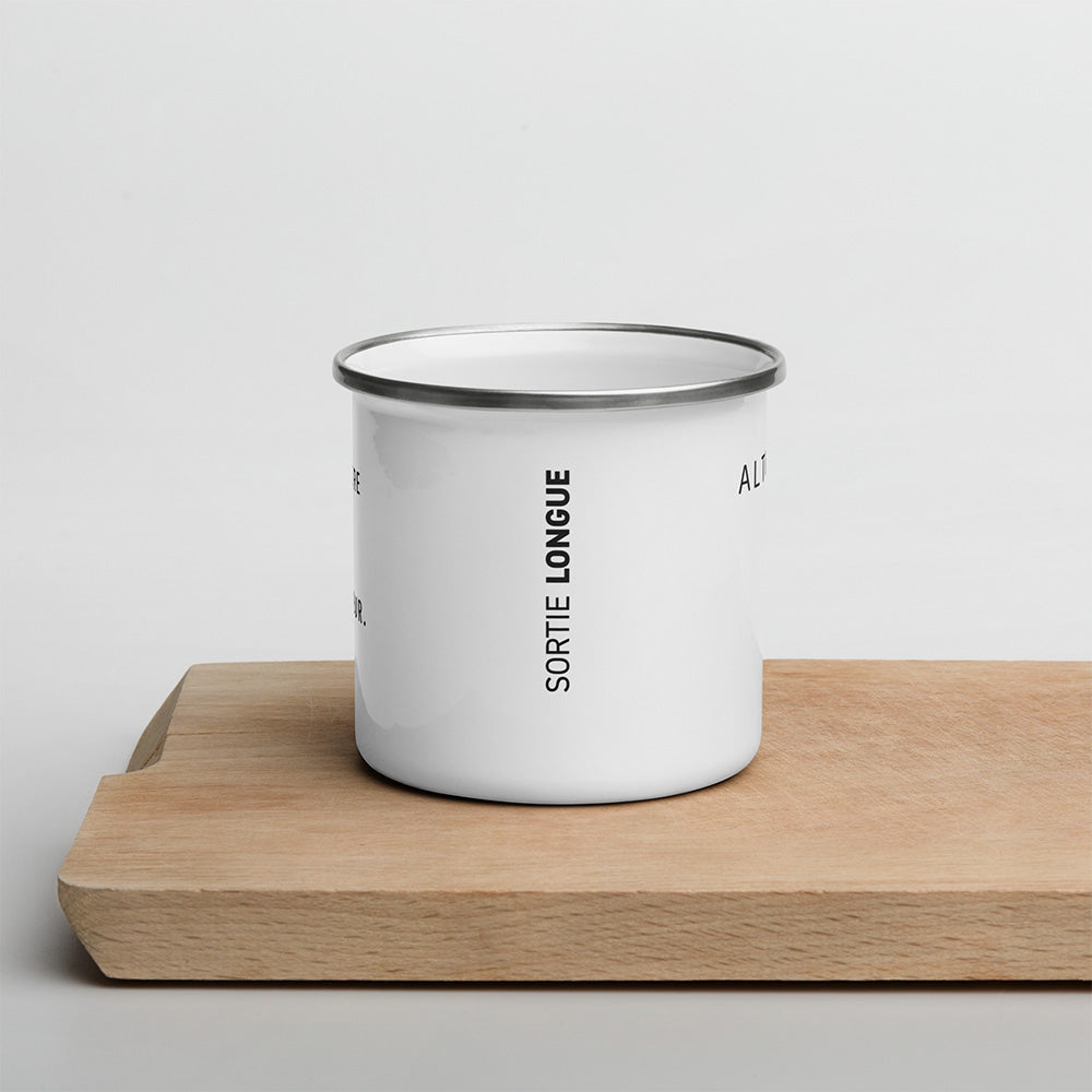 Mug Altitude vu de côté avec marquage vertical Sortie Longue, posé sur une planche en bois clair.