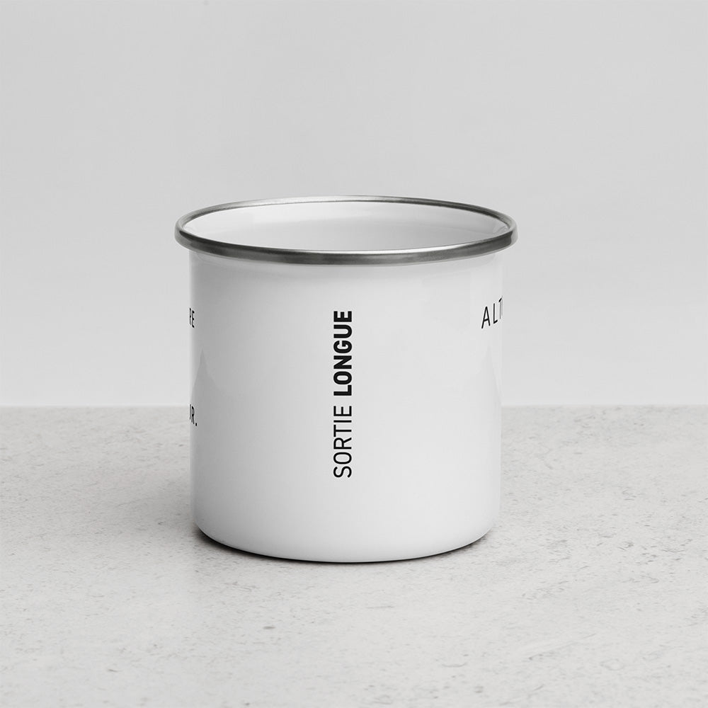 Vue latérale du mug Altitude avec inscription verticale Sortie Longue sur mug émaillé blanc, dans une ambiance claire et sobre.