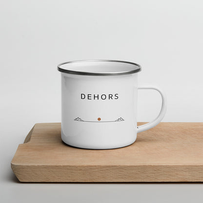 Face avant du mug Dehors posé sur une planche en bois, avec ligne d’horizon minimaliste et point couleur terre brûlée.