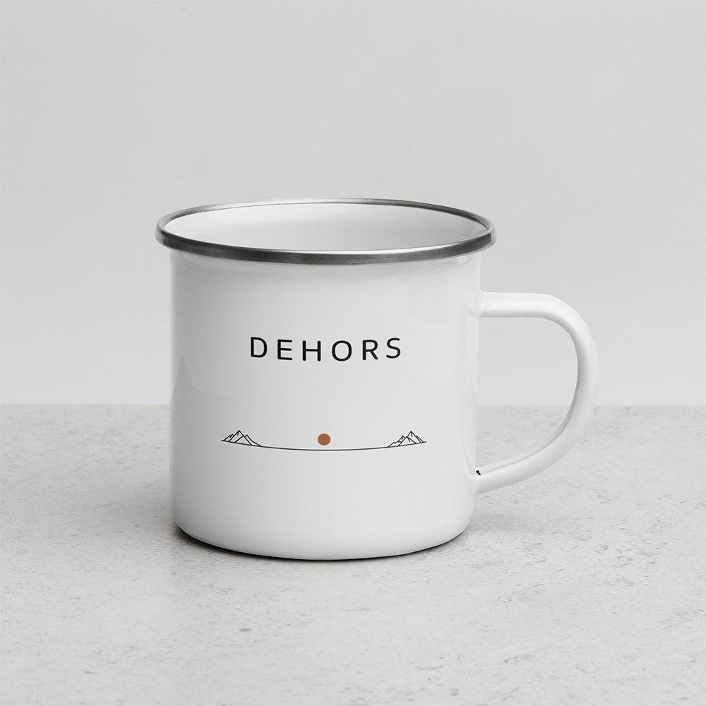 Mug émaillé blanc Sortie Longue avec design Dehors, ligne d’horizon minimaliste, petits reliefs et point couleur terre brûlée.
