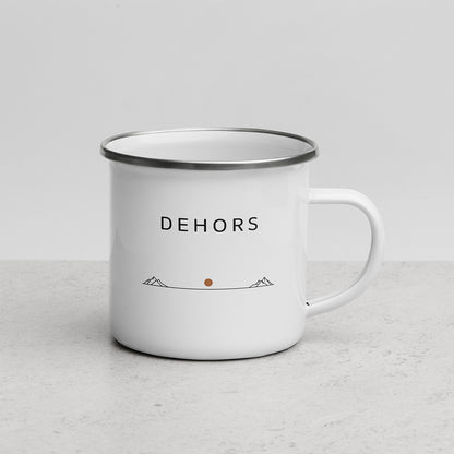 Mug émaillé blanc Sortie Longue avec design Dehors, ligne d’horizon minimaliste, petits reliefs et point couleur terre brûlée.