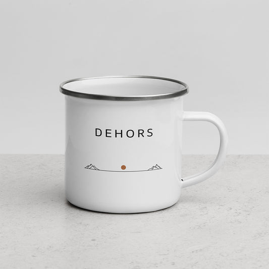 Mug émaillé blanc Sortie Longue avec design Dehors, ligne d’horizon minimaliste, petits reliefs et point couleur terre brûlée.