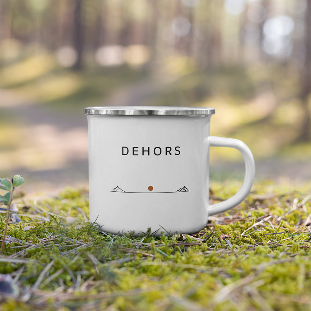 Mug émaillé Dehors posé dehors sur la mousse, avec design minimaliste inspiré de l’horizon, du relief et des pauses nature.