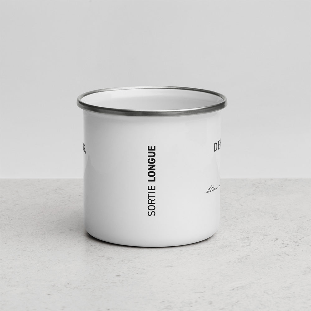Vue latérale du mug Dehors avec inscription verticale Sortie Longue sur mug émaillé blanc, dans une ambiance claire et sobre.