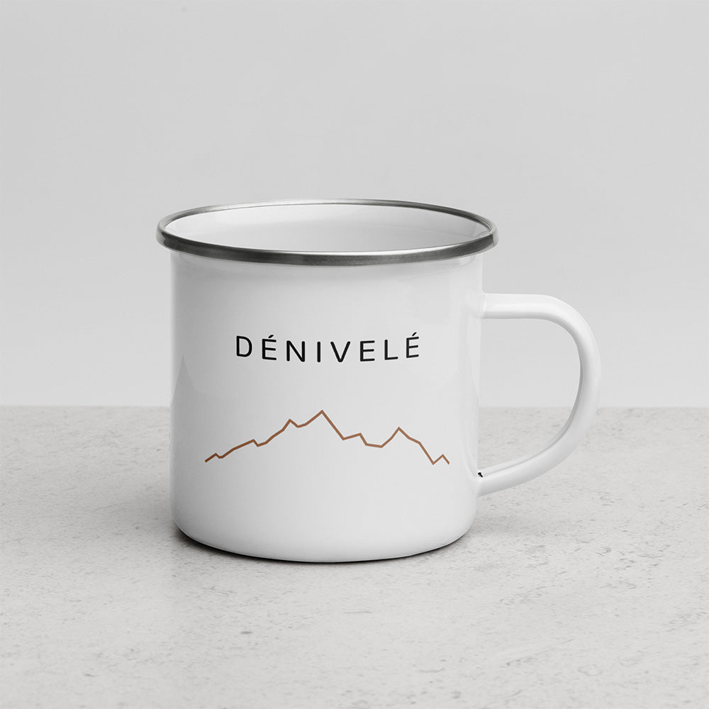 Face avant du mug Dénivelé avec ligne de relief minimaliste et typographie sobre sur mug émaillé blanc.