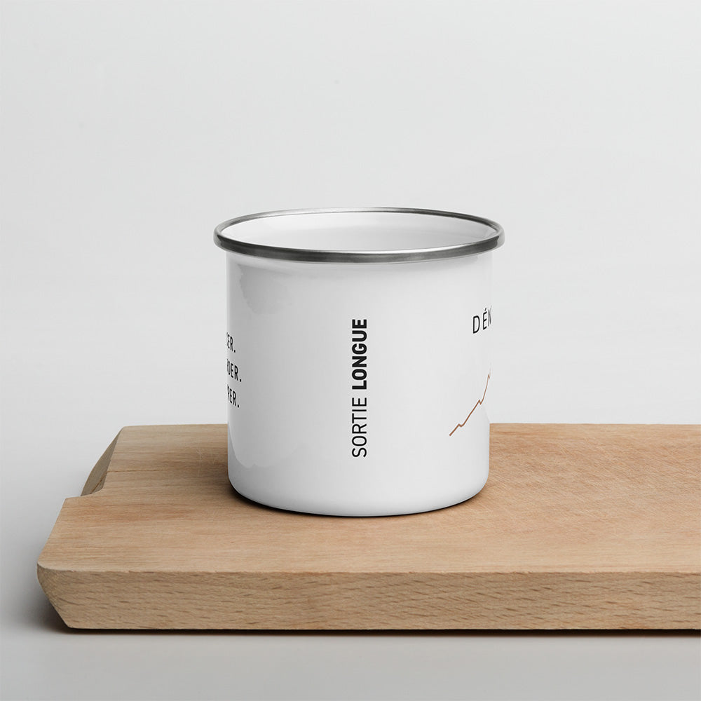 Mug Dénivelé vu de côté avec marquage Sortie Longue, posé sur une planche en bois clair dans une ambiance sobre.