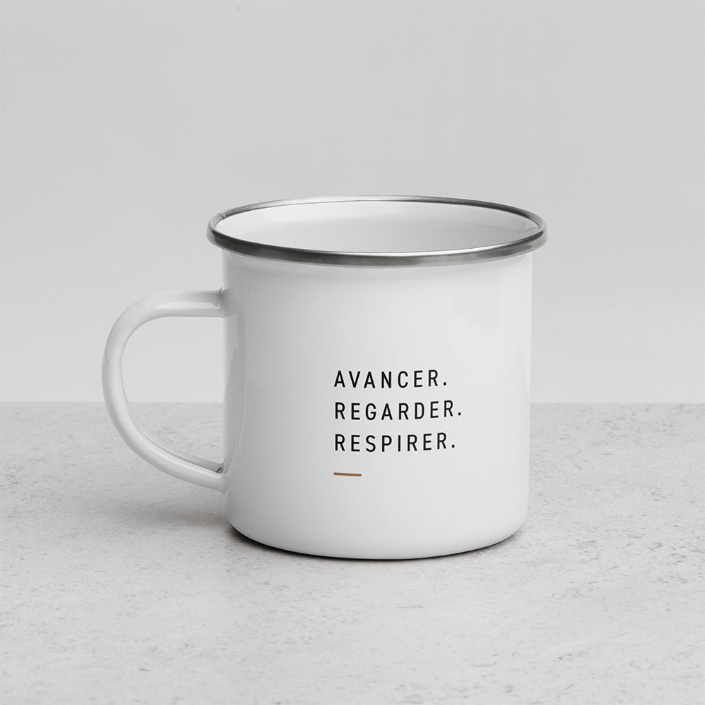 Verso du mug Dénivelé avec la phrase Avancer Regarder Respirer sur mug émaillé blanc, présenté sur fond clair minimaliste.